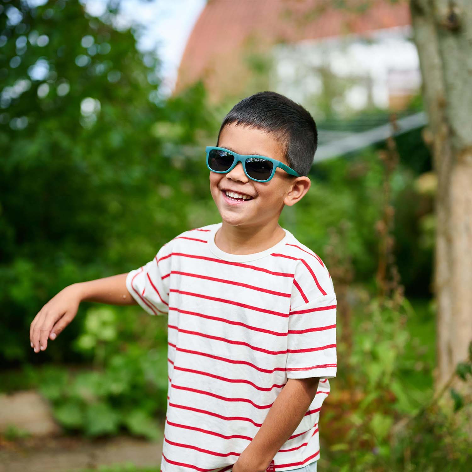 Milo & Me Kindersonnenbrille Tatum Dunkelgrün Hellgrün Junge mit weiß rot gestreiftem Tshirt  3 - 5 Jährige 