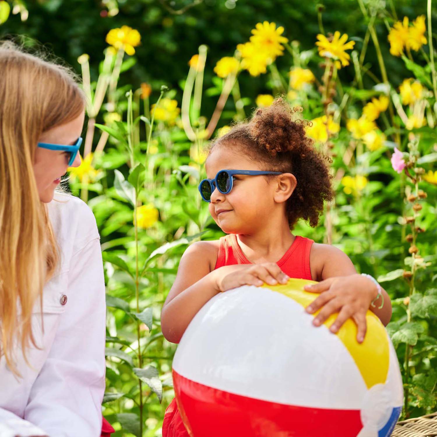 Milo & Me Kindersonnenbrille Lou Dunkelblau Denim Hellblau und Türkis Helltürkis älteres blondes Mädchen und jüngeres Mädchen 3 - 5 Jahre 