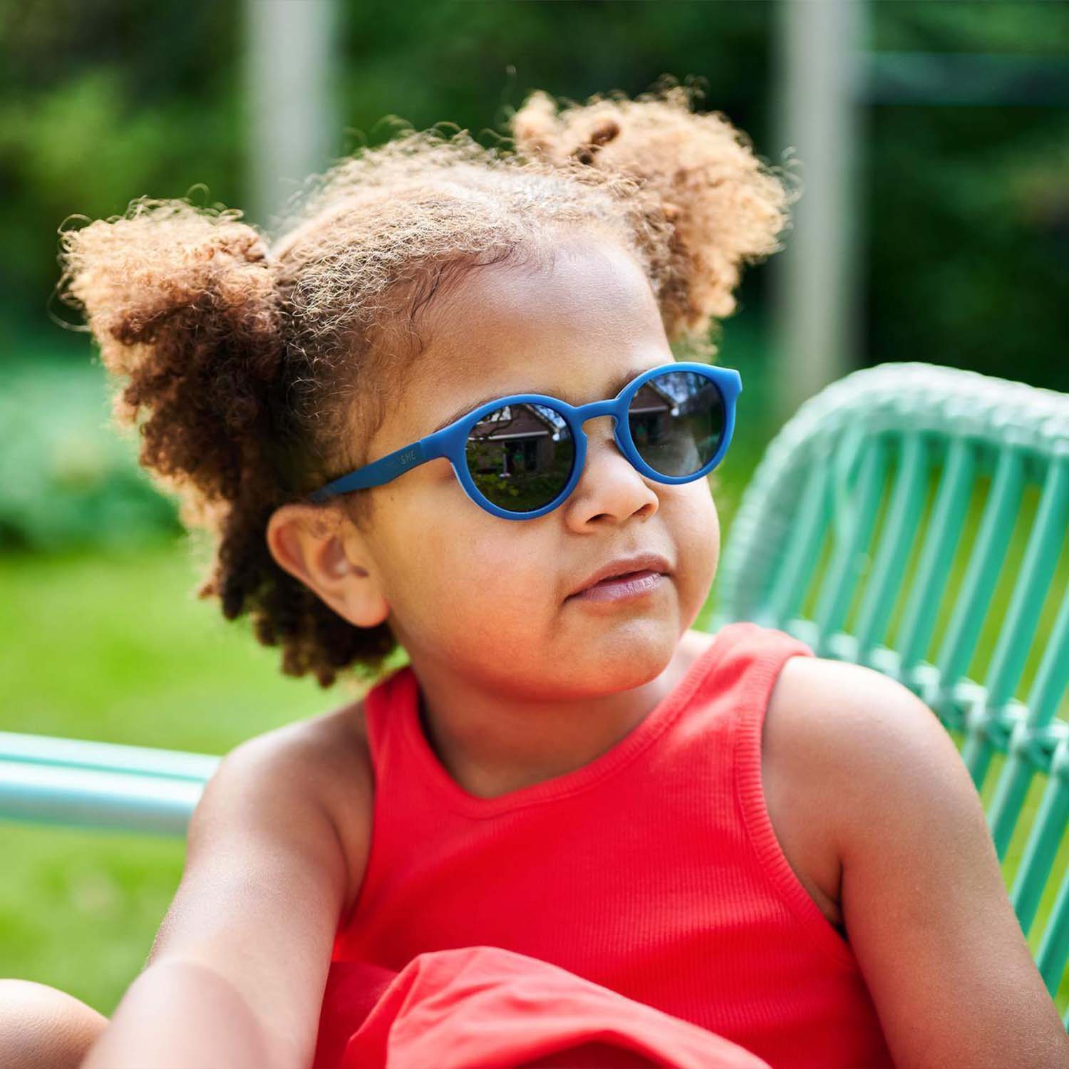 Milo & Me Kindersonnenbrille Lou Denim Blau Hellblau Mädchen mit braunen Locken 2 - 4 Jährige 
